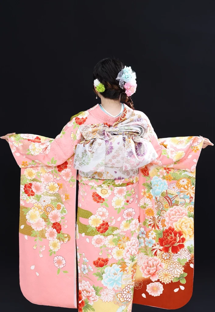 桃色の地色に牡丹と桜柄が映える京都の振袖レンタル 後ろ姿