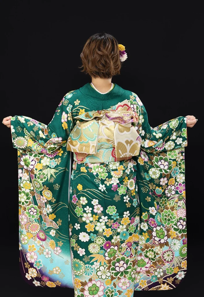 レンタル振袖 A-23 緑四季の花 後ろ姿の写真