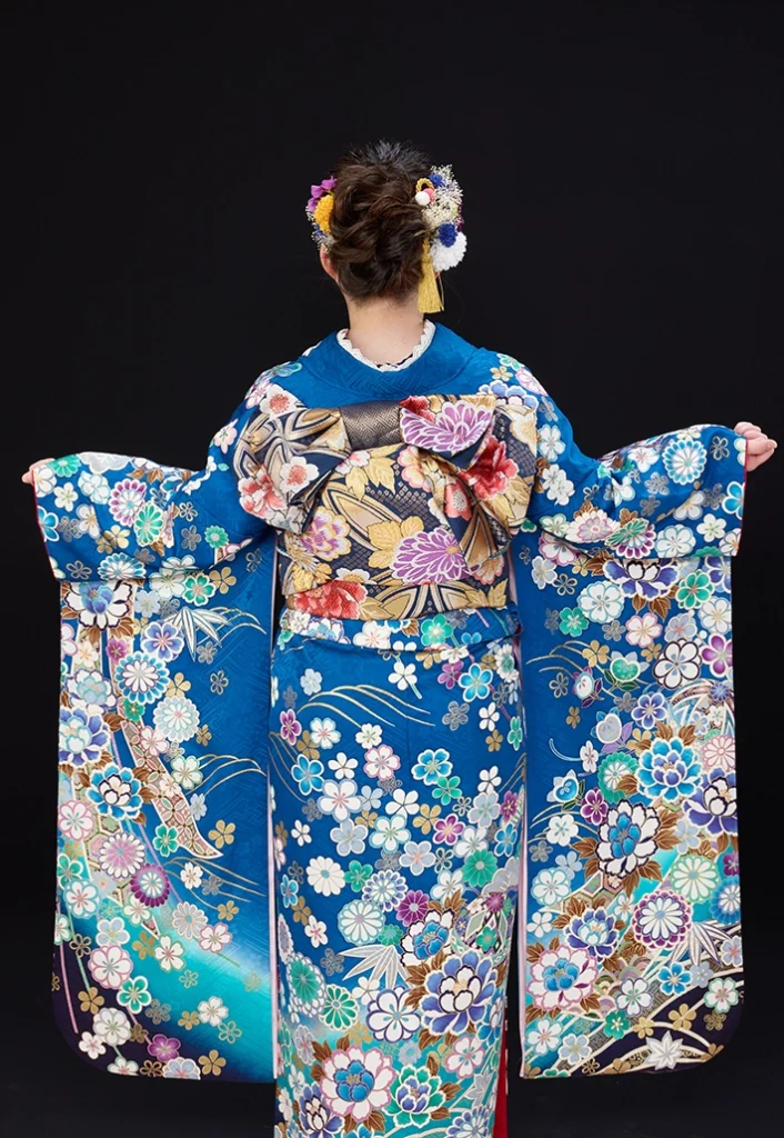 青四季の花 振袖の後ろ姿と華やかな帯結び