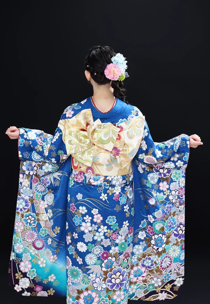 青四季の花 振袖の後ろ姿と華やかな帯結び