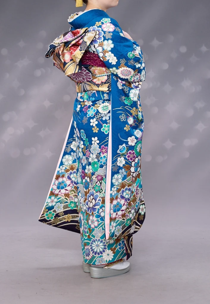 青四季の花 振袖の後ろ姿と華やかな帯結び