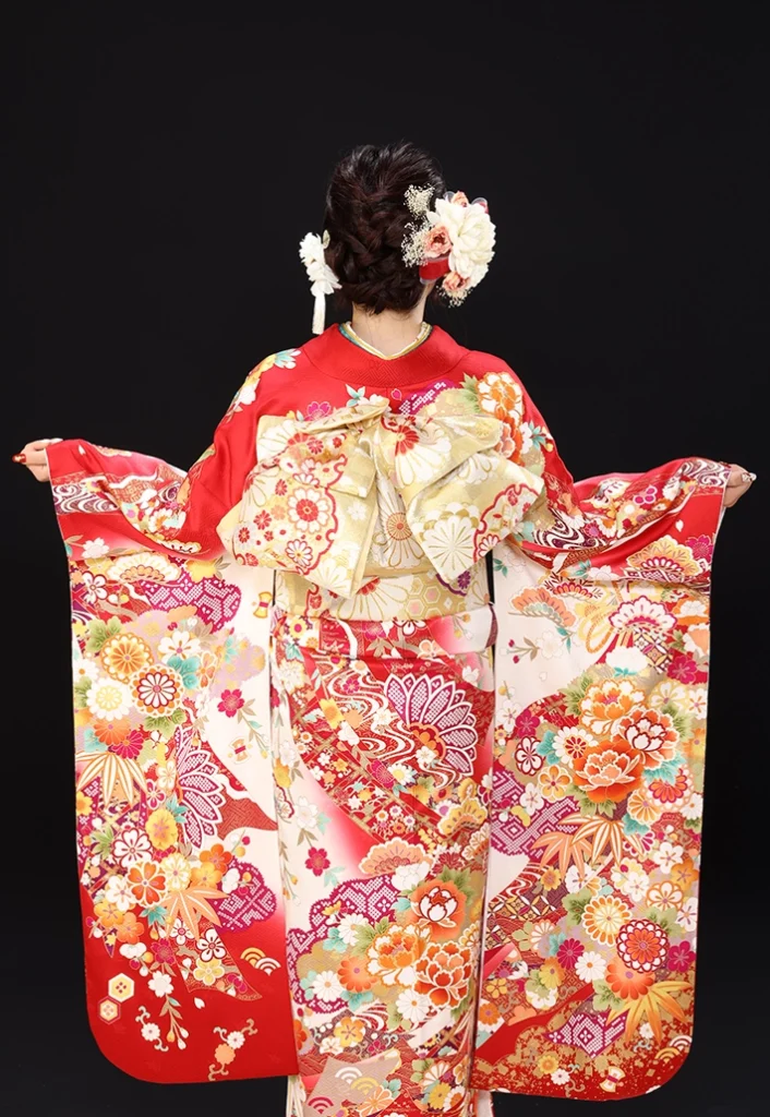 白赤菊熨斗の振袖の後ろ姿と帯結び全体