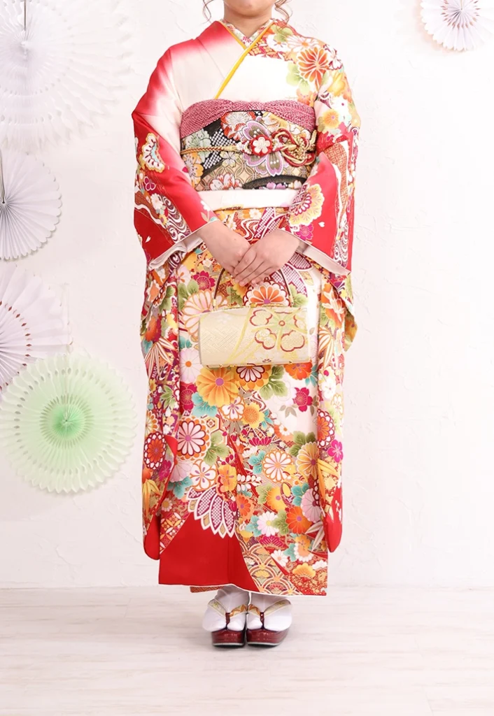 白赤菊熨斗の振袖を室内で着用した立ち姿