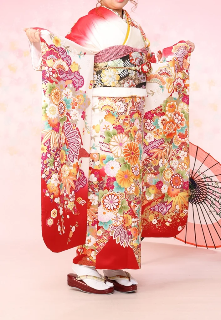 白赤菊熨斗の振袖を着用した正面全身の成人式コーディネート