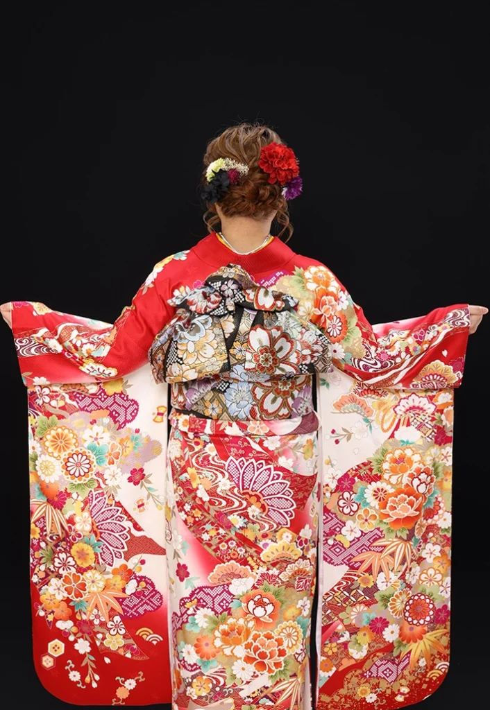 白赤菊熨斗の振袖の後ろ姿と帯結び
