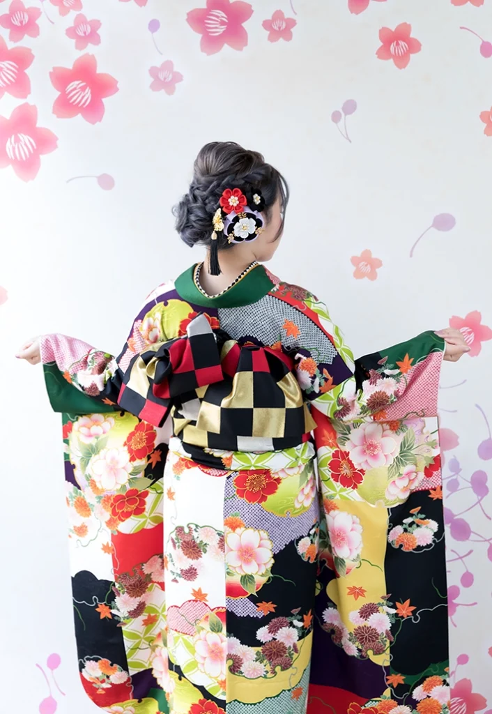 B-4 緑紫赤黒刺繍の振袖 後ろ姿と帯結び