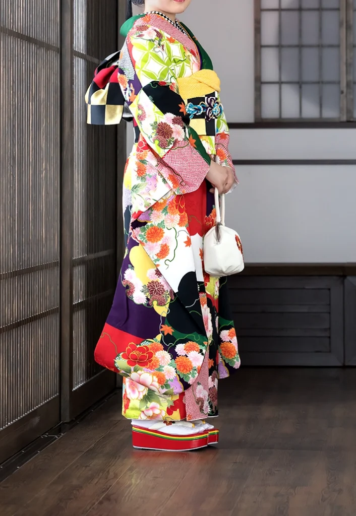 B-4 緑紫赤黒刺繍の振袖 袖を広げた着用イメージ