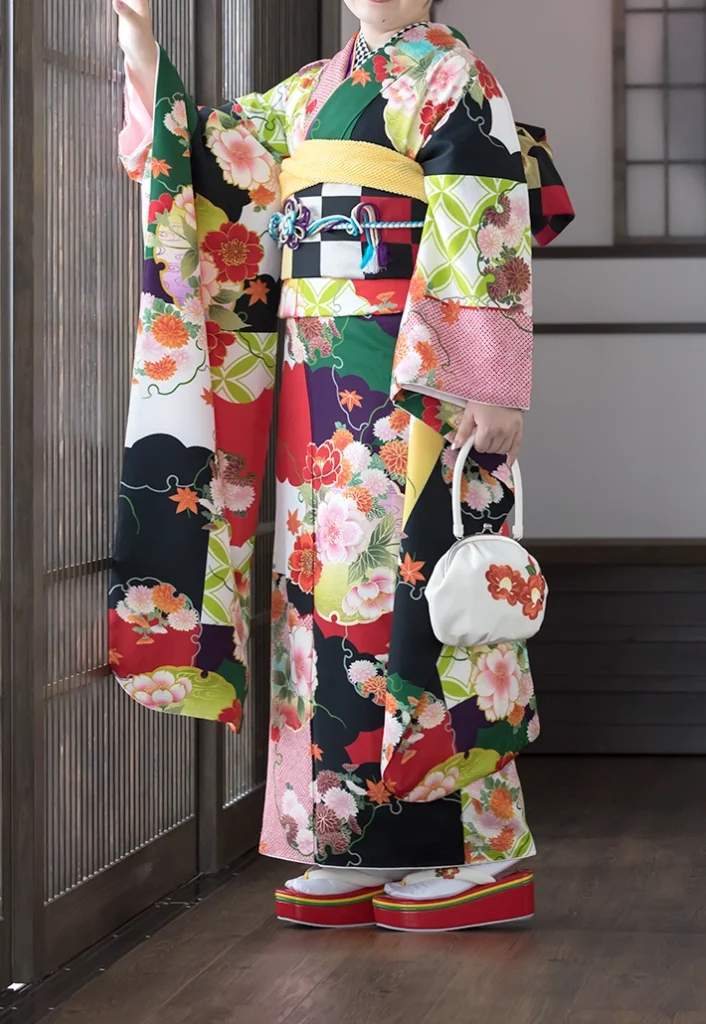 B-4 緑紫赤黒刺繍の振袖 斜めからの全身姿