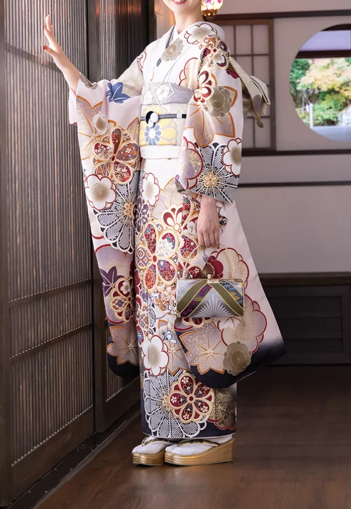 B-5 くすみ小町 鼠四季の花の振袖。袖を広げた前姿の全身写真