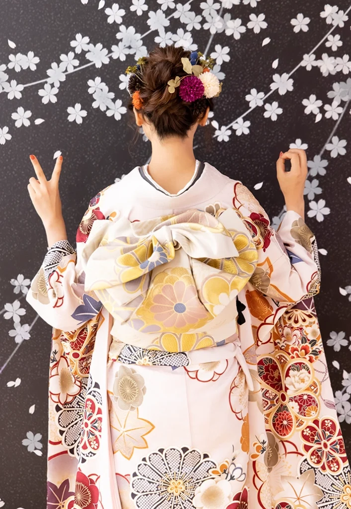 B-5 くすみ小町 鼠四季の花の振袖。後ろ姿の全身と帯結び