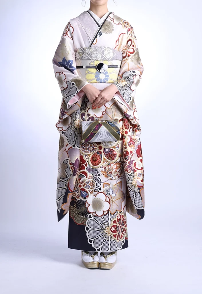 B-5 くすみ小町 鼠四季の花の振袖。室内での立ち姿コーディネート
