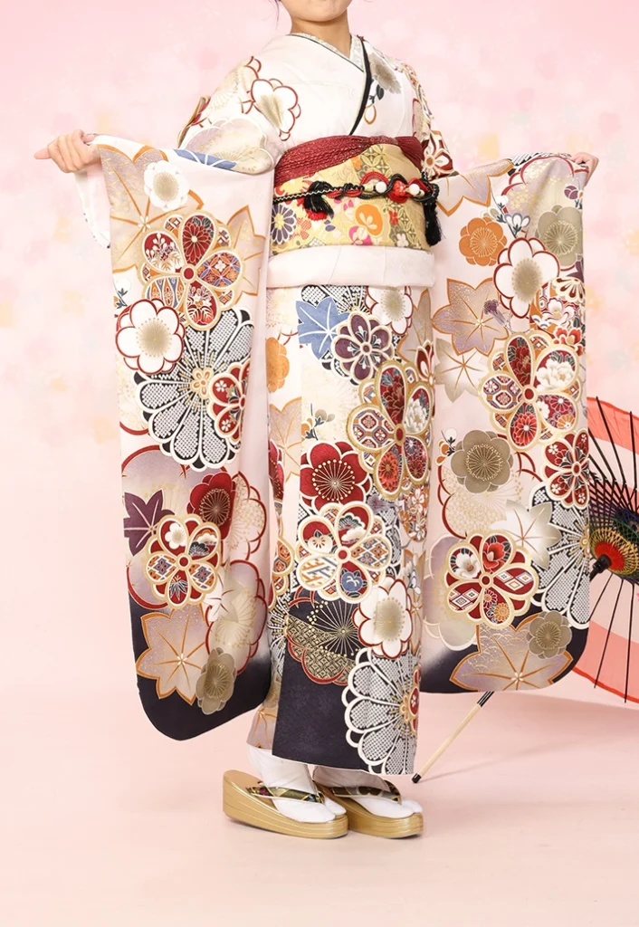 B-5 くすみ小町 鼠四季の花の振袖。別モデルの前姿全身コーディネート