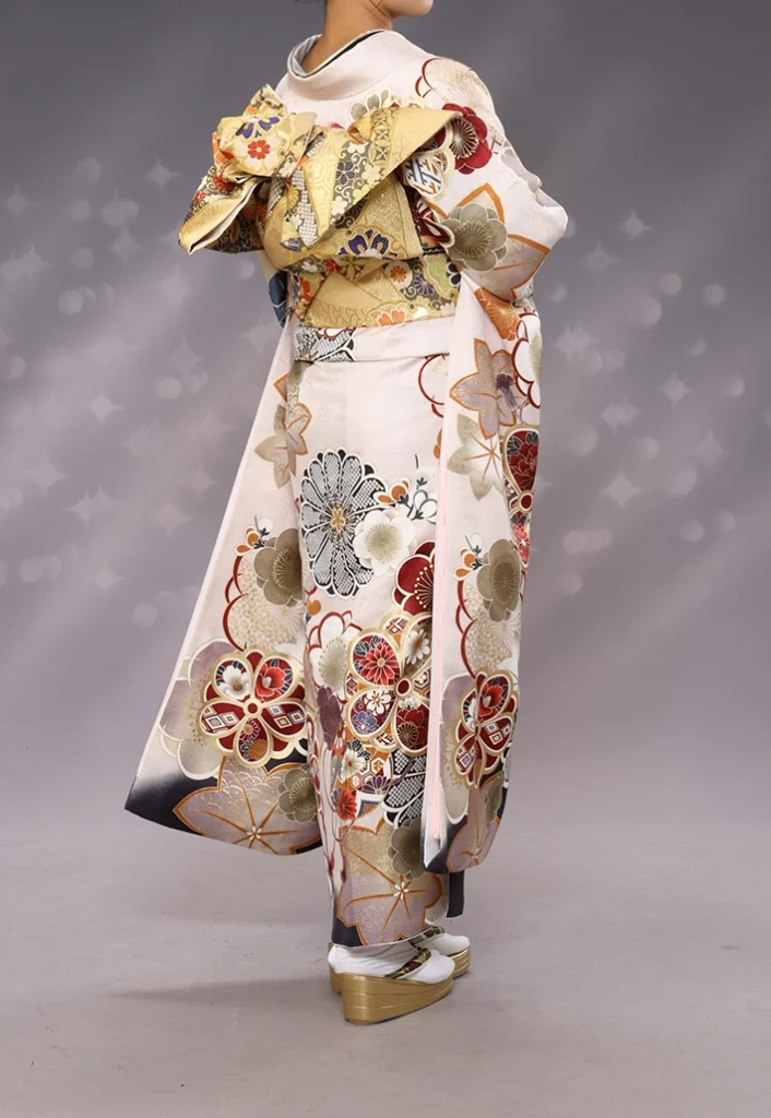 B-5 くすみ小町 鼠四季の花の振袖。別モデルの後ろ姿と帯結び