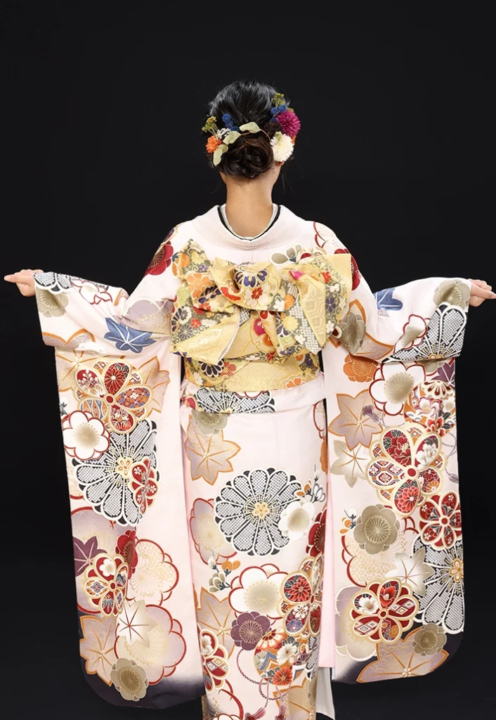 B-5 くすみ小町 鼠四季の花の振袖。別モデルの後ろ姿と帯結び