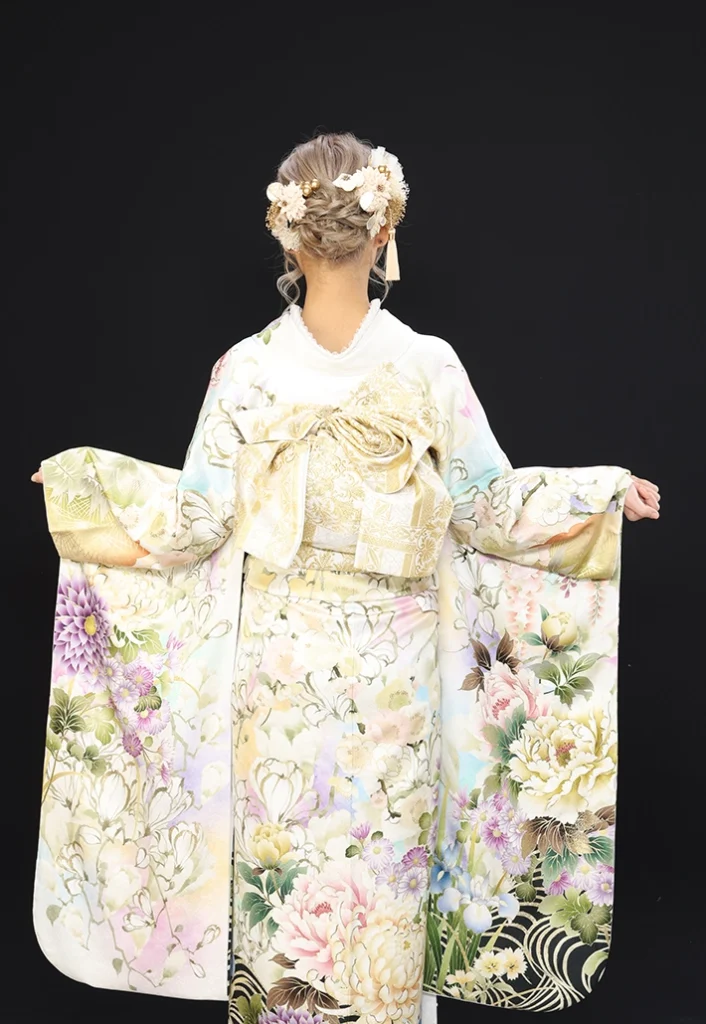 B-6 白ベージュ四季の花の振袖。後ろ姿と帯結びの全体写真
