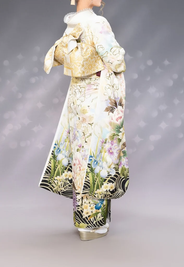 B-6 白ベージュ四季の花の振袖。横姿のシルエットと柄行き