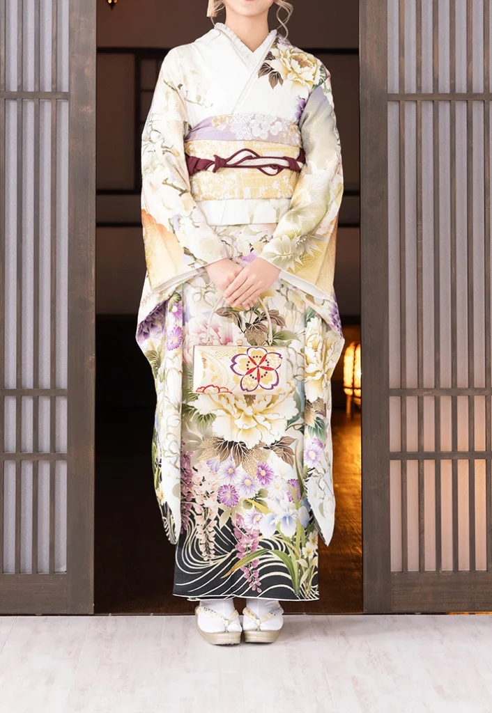 B-6 白ベージュ四季の花の振袖。室内撮影による上品な着用イメージ
