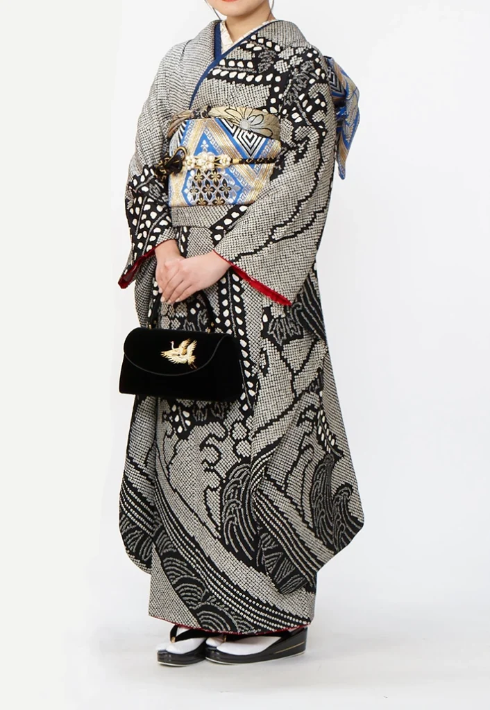 C-01 黒疋田絞りの振袖。前姿の全身コーディネート