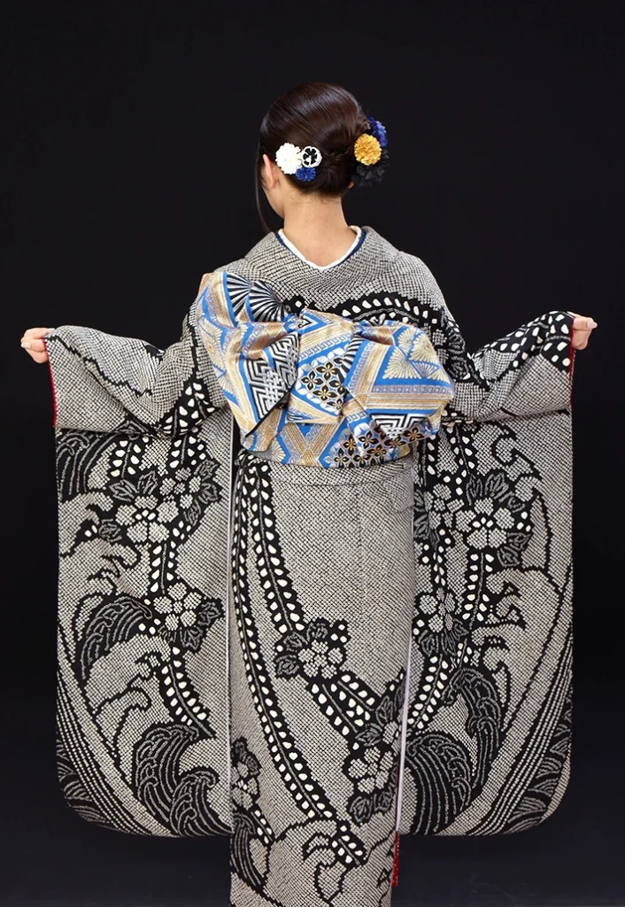 C-01 黒疋田絞りの振袖。後ろ姿と帯結びの全体イメージ