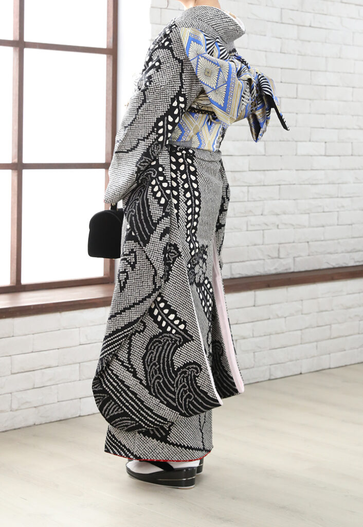 C-01 黒疋田絞りの振袖。斜め後ろから見た全身スタイル