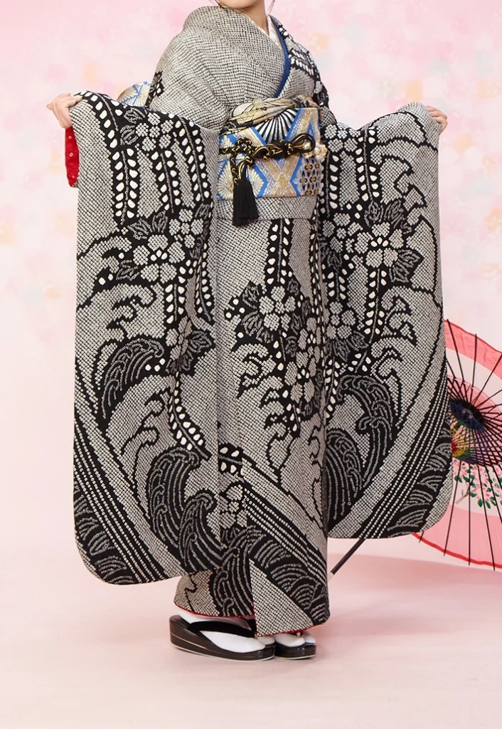 C-01 黒疋田絞りの振袖。立ち姿の全身コーディネート