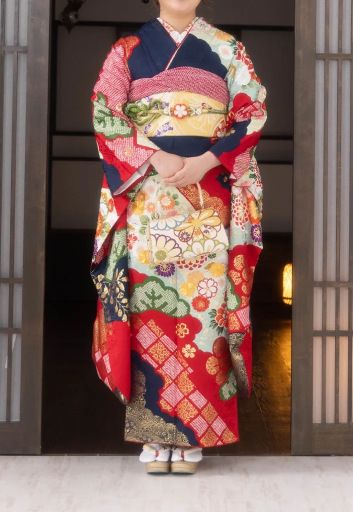 C-02 紺赤菊疋田松の振袖。正面から見た全身コーディネート