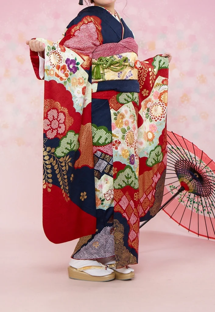C-02 紺赤菊疋田松の振袖。袖を広げた華やかな前姿