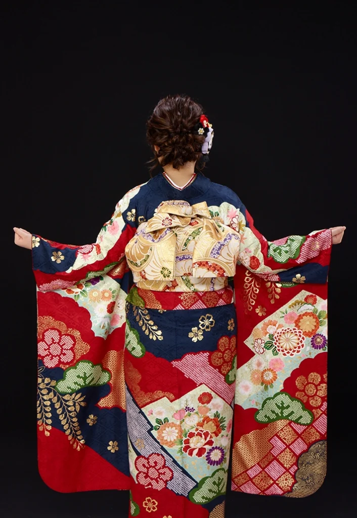 C-02 紺赤菊疋田松の振袖。帯結びと柄配置が分かる後ろ姿