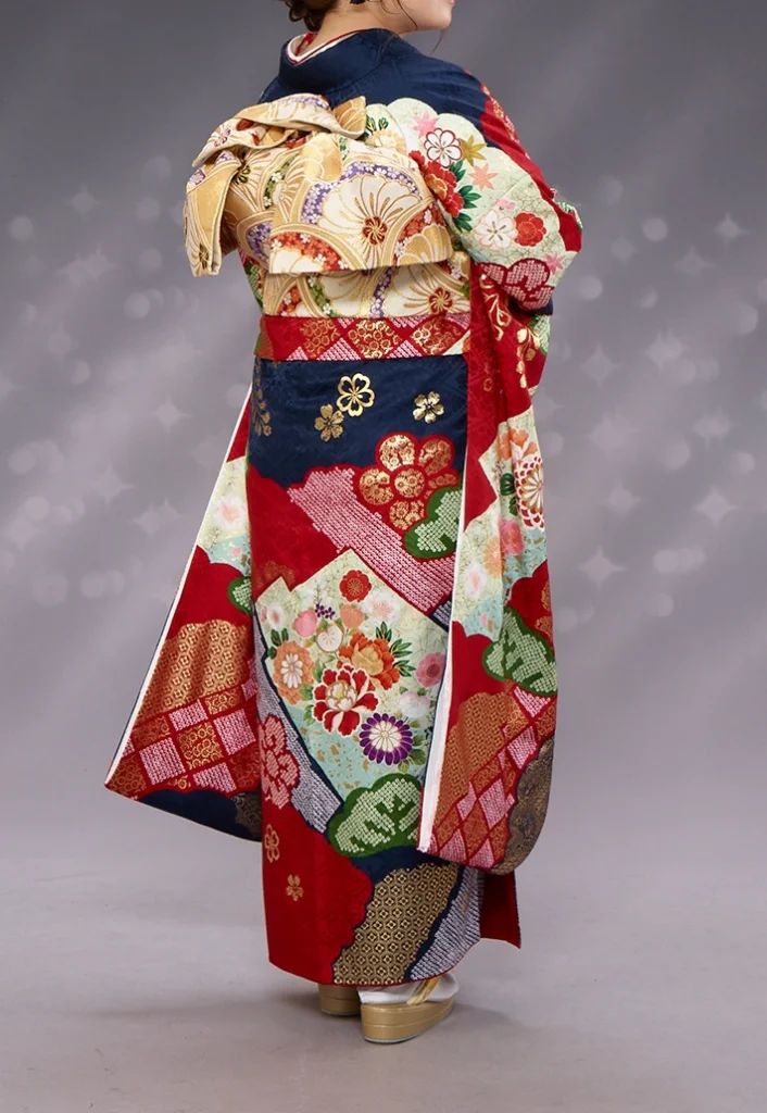C-02 紺赤菊疋田松の振袖。斜め後方から見た全身シルエット