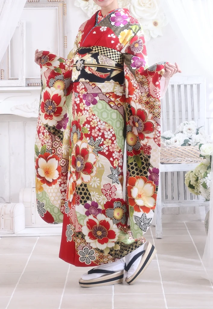 C-03 赤八重桜の振袖。袖を広げた華やかな立ち姿
