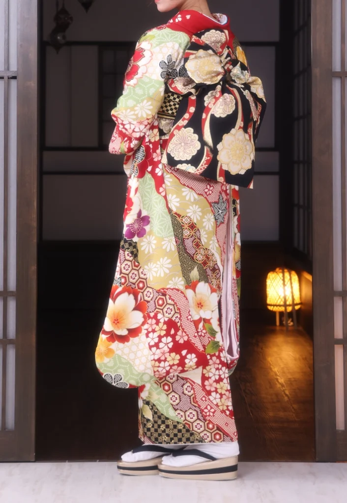 C-03 赤八重桜の振袖。横姿から見る柄の流れ