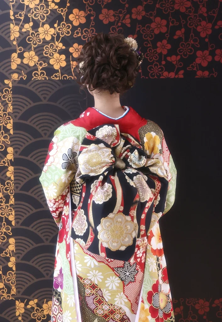 C-03 赤八重桜の振袖。後ろ姿と帯結びのディテール