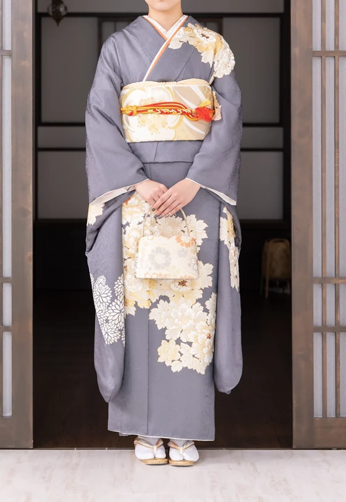C-04 ことのはグレーの振袖。前姿の全身コーディネート