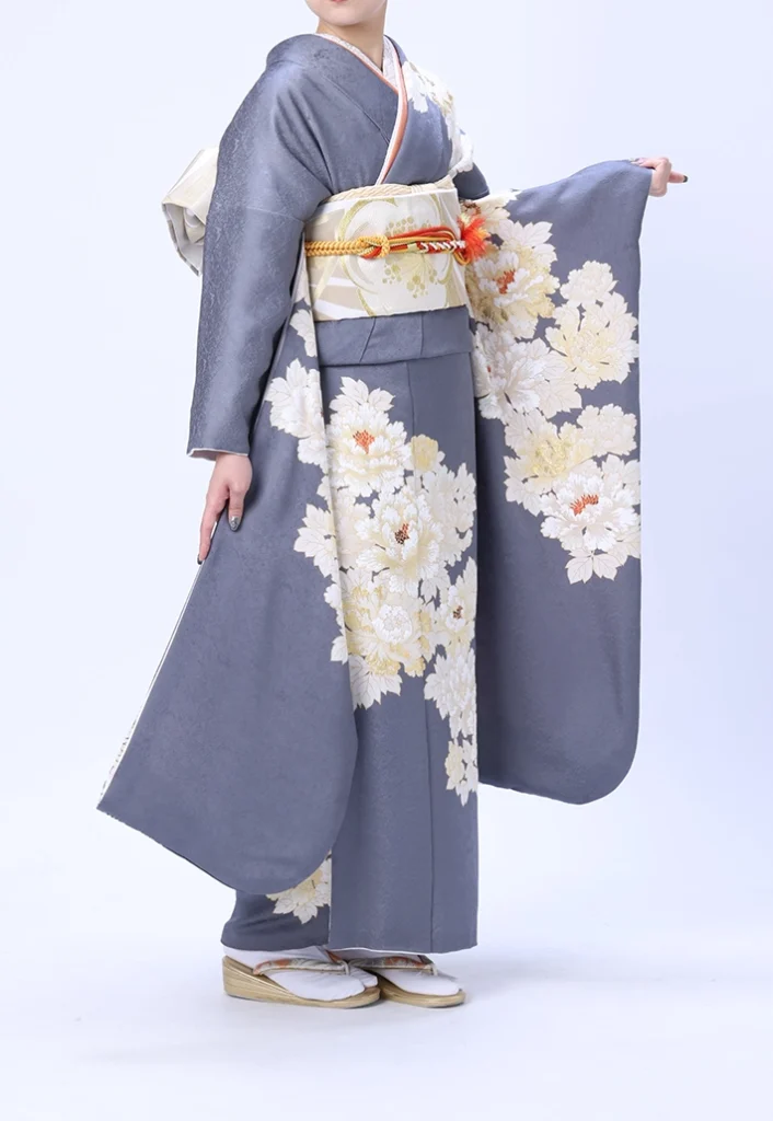 C-04 ことのはグレーの振袖。斜め前から見た上品な着姿