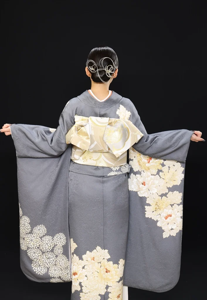 C-04 ことのはグレーの振袖。後ろ姿と帯結びの全体イメージ