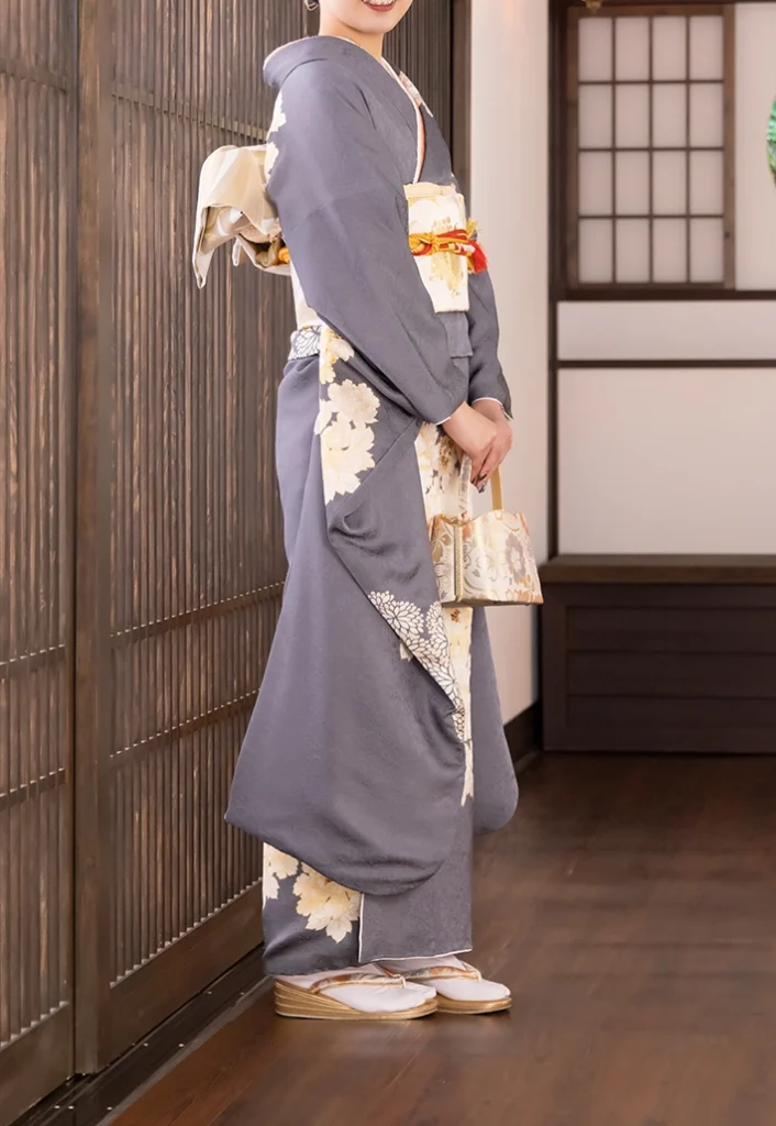 C-04 ことのはグレーの振袖。横姿から見る落ち着いたシルエット
