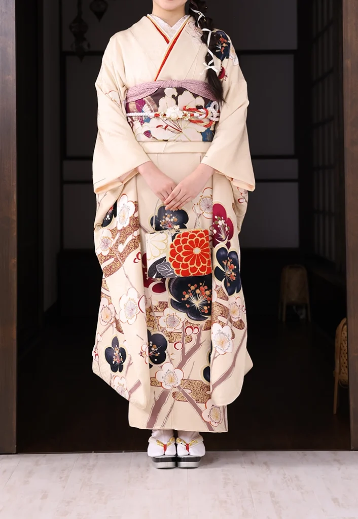 C-06 くすみベージュ金小花の振袖。正面から見た全身コーディネート
