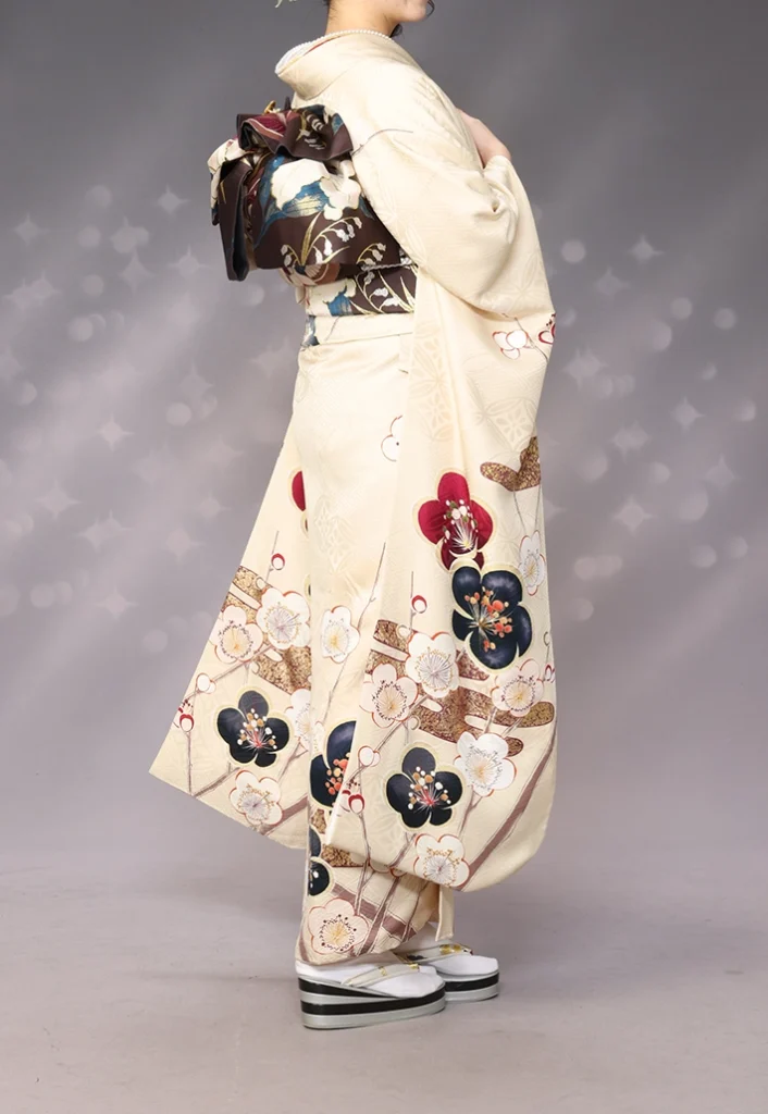 C-06 くすみベージュ金小花の振袖。斜め前からの上品な着姿