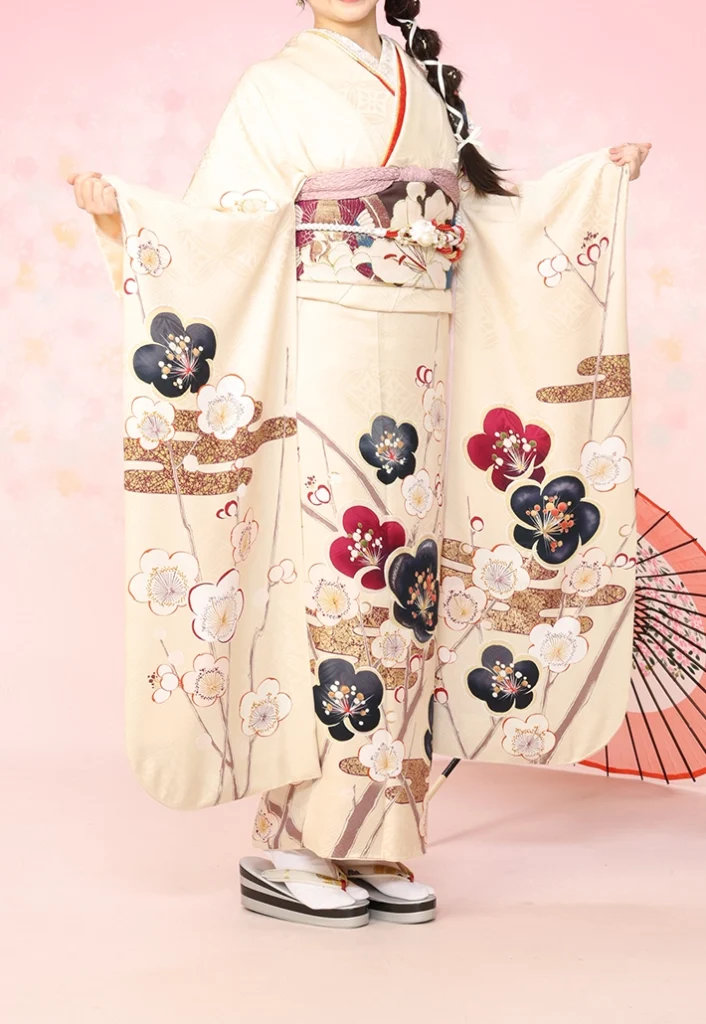 C-06 くすみベージュ金小花の振袖。袖を広げた柄行きの美しさ