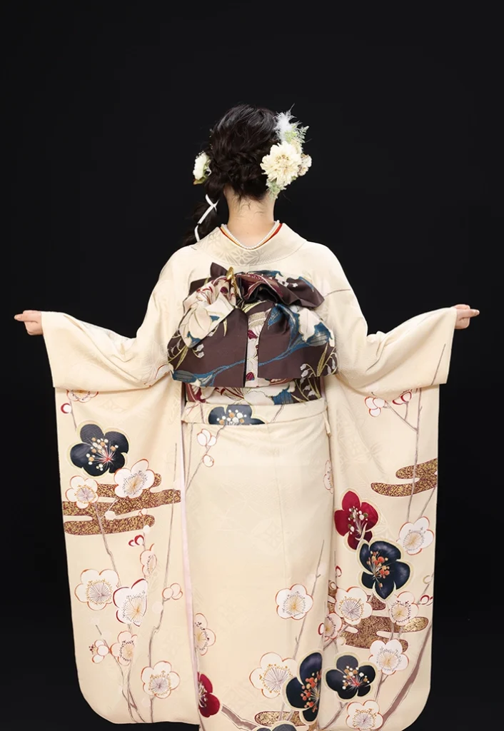 C-06 くすみベージュ金小花の振袖。後ろ姿と帯結びのディテール
