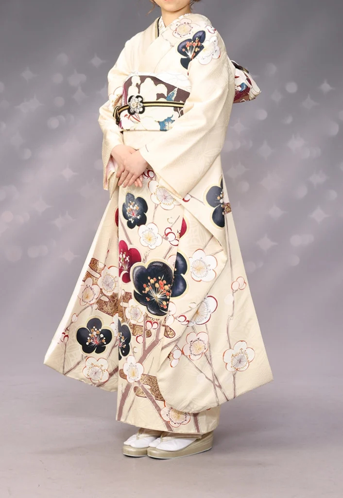 C-06 くすみベージュ金小花の振袖。横から見たシルエットと配色
