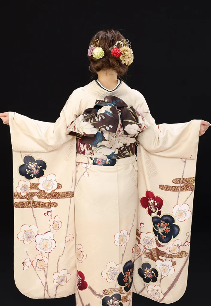 C-06 くすみベージュ金小花の振袖。背中から見た帯と全体バランス