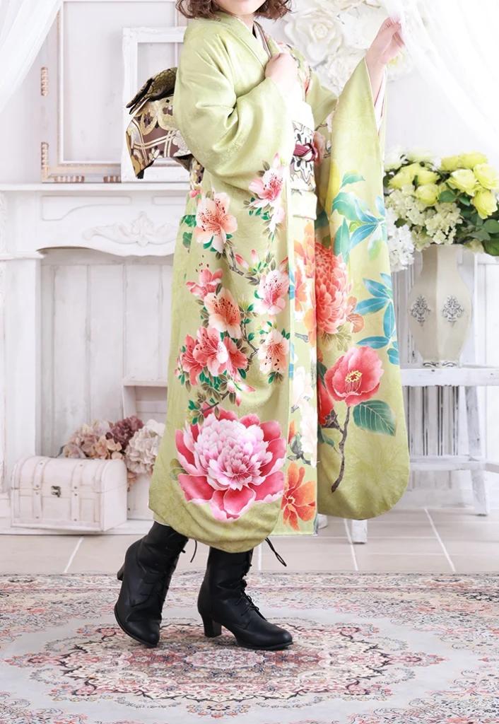 ことえヒワ芍薬の振袖。横から見たシルエットと帯周り（着用例A）