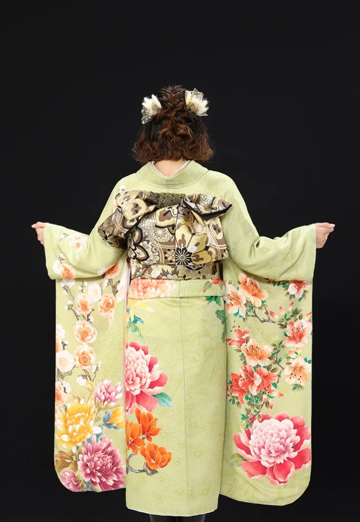 ことえヒワ芍薬の振袖。後ろ姿と帯結びの全体イメージ（着用例A）