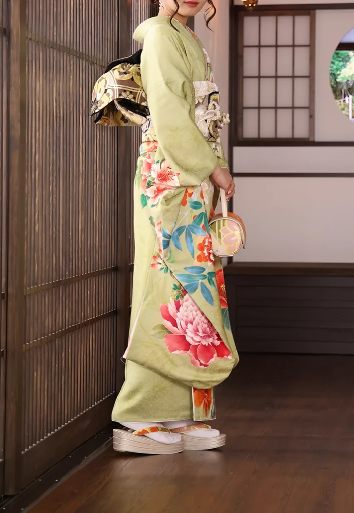 ことえヒワ芍薬の振袖。横から見たシルエットと帯周り