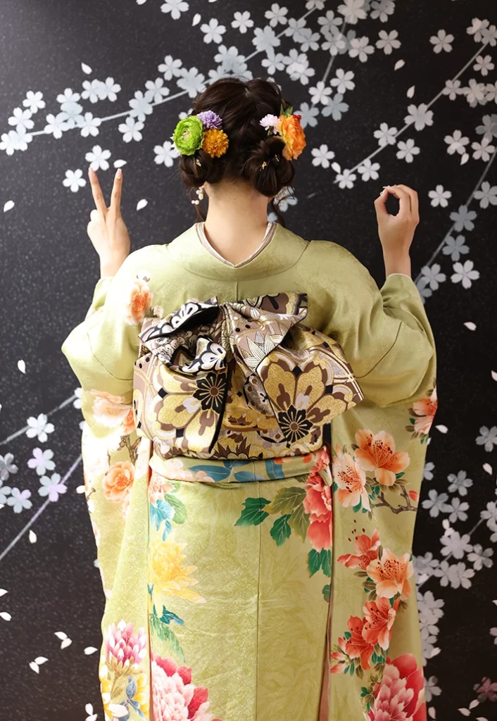 ことえヒワ芍薬の振袖。後ろ姿と帯結びの全体イメージ（着用例B）