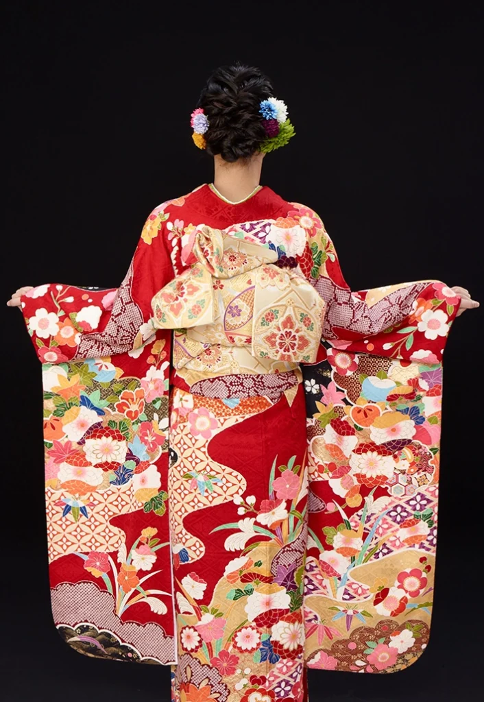 赤金松竹梅牡丹振袖の後ろ姿|京都の成人式振袖レンタル着用例