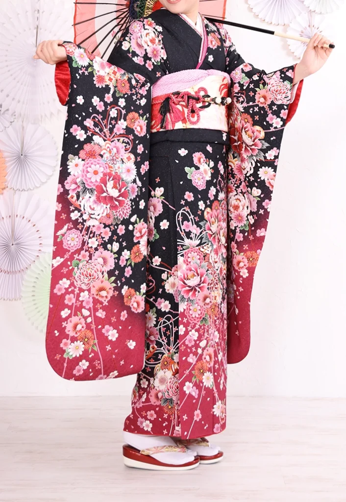 成人式で実際に着用した黒ラメ地に桃色花束柄の振袖コーディネート例(A-05)