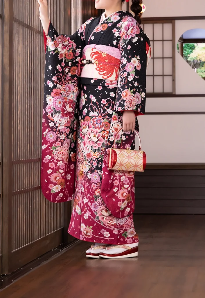 京都で成人式に人気の黒ラメ桃色花束の振袖レンタル着用例(A-05)