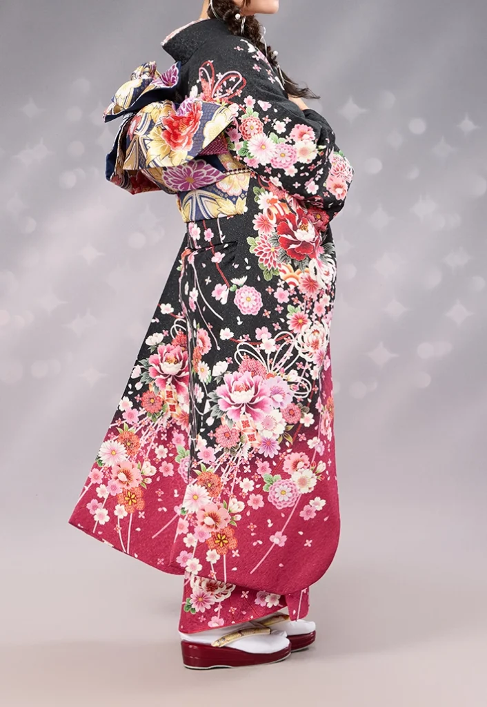 京都で成人式に人気の黒ラメ桃色花束の振袖レンタル着用例(A-05)